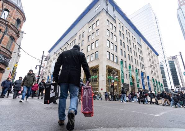 News Bilder des Tages November 29, 2024, Montreal, Pq, CANADA: Shoppers take advantage of Black Friday deals in Montreal on Friday, Nov. 29, 2024. Montreal CANADA  - ZUMAc35_ 20241129_zaf_c35_016 Copyright: xChristinnexMuschix