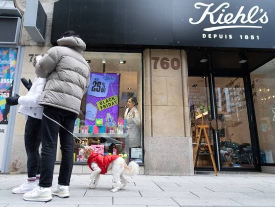 November 29, 2024, Montreal, Pq, CANADA: Signs on storefronts advertise deals as shoppers walk past on Black Friday in Montreal on Friday, Nov. 29, 2024. Montreal CANADA  - ZUMAc35_ 20241129_zaf_c35_019 Copyright: xChristinnexMuschix
