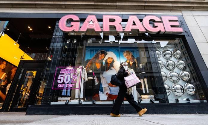 News Bilder des Tages November 29, 2024, Montreal, Pq, CANADA: Signs on storefronts advertise deals as shoppers walk past on Black Friday in Montreal on Friday, Nov. 29, 2024. Montreal CANADA  - ZUMAc35_ 20241129_zaf_c35_020 Copyright: xChristinnexMuschix