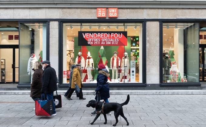 November 29, 2024, Montreal, Pq, CANADA: Signs on storefronts advertise deals as shoppers walk past on Black Friday in Montreal on Friday, Nov. 29, 2024. Montreal CANADA  - ZUMAc35_ 20241129_zaf_c35_024 Copyright: xChristinnexMuschix