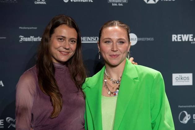 Nike LORENZ, right, field hockey player, companion not identified, German Sustainability Award ceremony in Duesseldorf on 29 11 2024