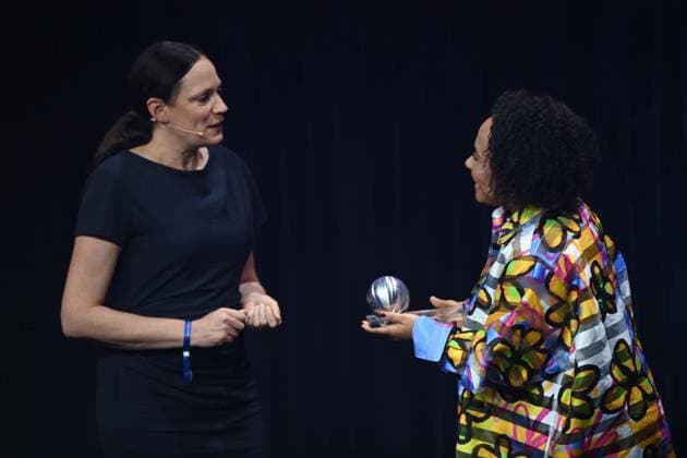 Emeli SANDE, right, singer, receives the honorary award of the German Sustainability Award, left laudator Dr Daniela BUECHEL, Büchel, German Sustainability Award ceremony in Duesseldorf on 29 11 2024
