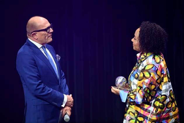 Emeli SANDE, right, singer, receives the honorary award of the German Sustainability Award, left Stefan SCHULZE HAUSMANN, Chairman of the Board of the German Sustainability Award Foundation German Sustainability Award ceremony in Duesseldorf on 29 11 2024