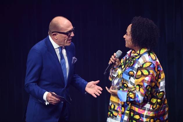 Emeli SANDE, right, singer, receives the honorary award of the German Sustainability Award, left Stefan SCHULZE HAUSMANN, Chairman of the Board of the German Sustainability Award Foundation German Sustainability Award ceremony in Duesseldorf on 29 11 2024
