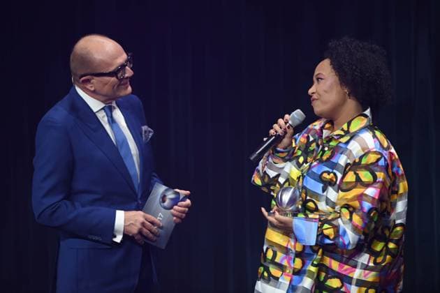 Emeli SANDE, right, singer, receives the honorary award of the German Sustainability Award, left Stefan SCHULZE HAUSMANN, Chairman of the Board of the German Sustainability Award Foundation German Sustainability Award ceremony in Duesseldorf on 29 11 2024