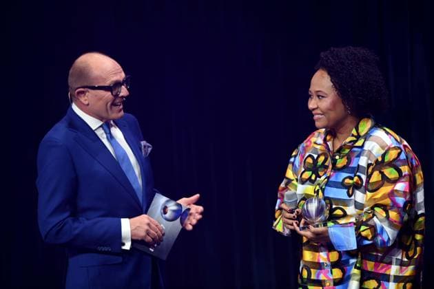 Emeli SANDE, right, singer, receives the honorary award of the German Sustainability Award, left Stefan SCHULZE HAUSMANN, Chairman of the Board of the German Sustainability Award Foundation German Sustainability Award ceremony in Duesseldorf on 29 11 2024