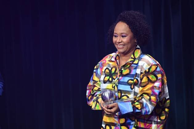 Emeli SANDE, right, singer, receives the honorary award of the German Sustainability Award, German Sustainability Award ceremony in Duesseldorf on 29 11 2024
