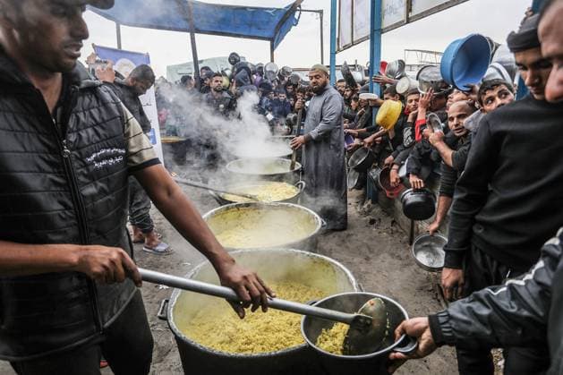 Bilder des Jahres 2024, News 11 November News Bilder des Tages Palestinian volunteers make food at a make-shift charity kitchen amid food shortages in the southern Gaza Strip, in Khan Yunis in southern Gaza, on Friday on November 29, 2024. Palestinians, including children, who escaped from the attacks of the Israeli army and took shelter in Khan Yunis, wait in line to receive meals distributed by charities while Israel s attacks continue in Gaza.  GAZ2024112929 Anas Deeb