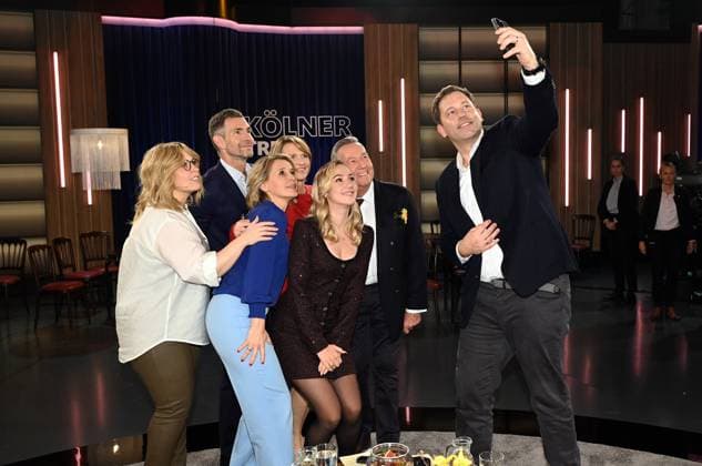 Entertainment Themen der Woche KW48 Entertainment Bilder des Tages Moderator Micky Beisenherz, Sänger Roland Kaiser, Moderatorin Susan Link, Richterin Elke Büdenbender, Roland Kaisers Tochter Annalena Keiler, Politiker Lars Klingbeil, Sängerin Maite Kelly mach ein Selfie zu Gast in der WDR Talkshow Kölner Treff *** Presenter Micky Beisenherz, singer Roland Kaiser, presenter Susan Link, judge Elke Büdenbender, Roland Kaisers daughter Annalena Keiler, politician Lars Klingbeil, singer Maite Kelly take a selfie as guests on the WDR talk show Kölner Treff