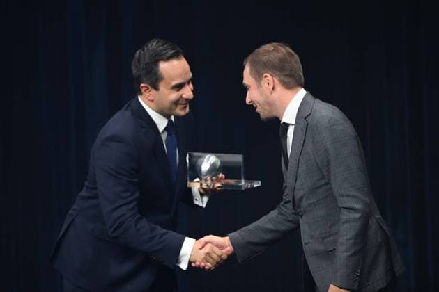 Philipp LAHM receives the special prize of the German Sustainability Award for the organization of the UEFA 2024 European Championship, here with laudator Mahmut OEZDEMIR, politician, German Sustainability Award ceremony in Duesseldorf on 29 11 2024