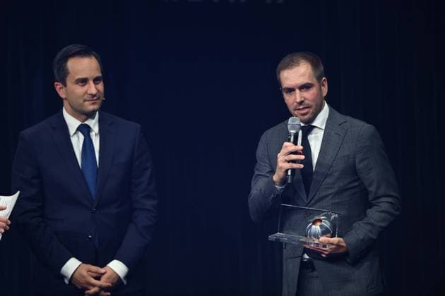 Philipp LAHM receives the special prize of the German Sustainability Award for the organization of the UEFA 2024 European Championship, here with laudator Mahmut OEZDEMIR, politician, German Sustainability Award ceremony in Duesseldorf on 29 11 2024