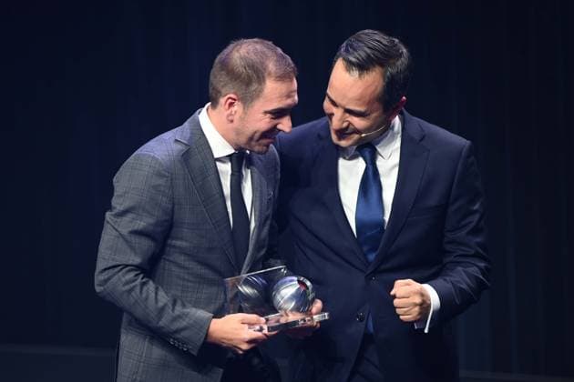 Philipp LAHM receives the special prize of the German Sustainability Award for the organization of the UEFA 2024 European Championship, here with laudator Mahmut OEZDEMIR, politician, German Sustainability Award ceremony in Duesseldorf on 29 11 2024