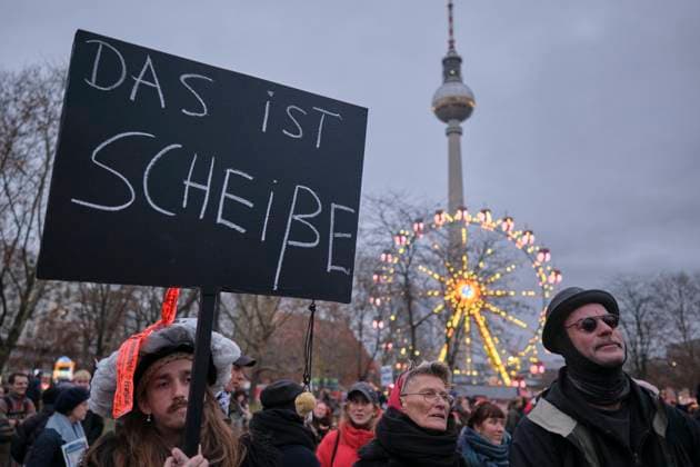 News Themen der Woche KW48 News Bilder des Tages Trauermarsch für Kultur Deutschland, Berlin, 29.11.2024, Trauermarsch der Kulturszene, Demonstration gegen Kulturabbau, Das ist Scheiße, Â *** Funeral march for culture Germany, Berlin, 29 11 2024, Funeral march of the cultural scene, Demonstration against cultural dismantling, This is shit, Â