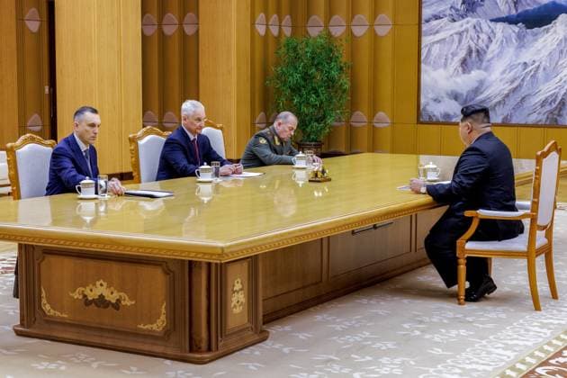 News Themen der Woche KW48 NORTH KOREA, PYONGYANG - NOVEMBER 29, 2024: Russia s Denfence Minister Andrei Belousov (2nd L) and North Korea s leader Kim Jong Un (R) talk during a meeting. Vadim Savitsky Russian Defence Ministry Press Service TASS  76399664
