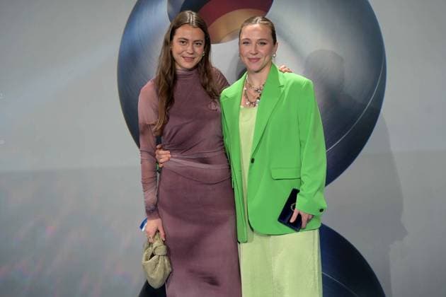 German Sustainability Award 2024 on 29 11 2024 at the Maritim Hotel in Düsseldorf Selin Orzu sportswoman field hockey player , left and Nike Lorenz sportswoman field hockey player xJFx