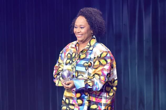 German Sustainability Award 2024 on 29 11 2024 at the Maritim Hotel in Düsseldorf Emeli Sande singer and musician holds the award in her hands xJFx
