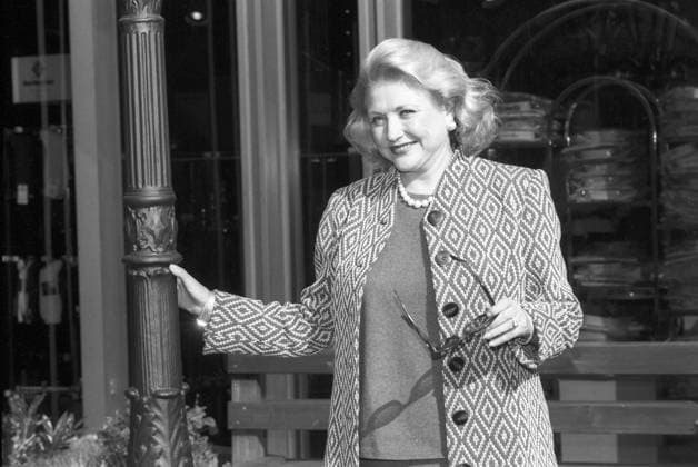 Archivbilder der Woche KW48 Barbara Taylor Bradford (Schriftstellerin) 10 91 pp Barbara Taylor Bradford in Frankfurt während der Buchmesse im Oktober 1991 Großbritannien Britin britische England englische Frau Autorin Journalistin Romanautorin Frankfurt british english female author writer quer halb stehend draußen lächelnd sw *** Barbara Taylor Bradford writer 10 91 pp Barbara Taylor Bradford in Frankfurt during the book fair in October 1991 Great Britain British England English woman author journalist novelist Frankfurt british english female author writer cross half standing outside smiling sw