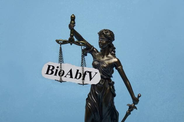 Justitia und Schriftzug BioAbfV Justitia und Schriftzug BioAbfV, 30.11.2024, Borkwalde, Brandenburg, Das Modell der Justitia trägt den Schriftzug BioAbfV. *** Justitia and BioAbfV lettering Justitia and BioAbfV lettering, 30 11 2024, Borkwalde, Brandenburg, The model of Justitia bears the BioAbfV lettering