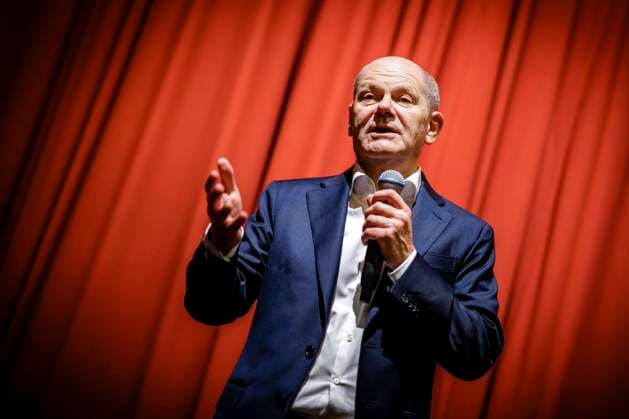 News Bilder des Tages Olaf Scholz (SPD), Bundeskanzler, in seiner Funktion als direkt gewahhlter Bundestagsabgeordneter die Buergerinnen und Buerger des Wahlkreises 61 zum Gespraech in die Neuen Kammerspiele nach Kleinmachnow. Kleinmachnow, 30.11.2024. Kleinmachnow Deutschland *** Olaf Scholz SPD , Federal Chancellor, in his function as directly elected member of the Bundestag, invited the citizens of constituency 61 to a discussion at the Neue Kammerspiele in Kleinmachnow Kleinmachnow, 30 11 2024 Kleinmachnow Germany Copyright: xThomasxImox