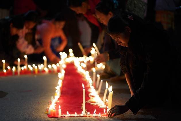 Bilder des Jahres 2024, News 11 November News Bilder des Tages November 30, 2024, Kathmandu, Kathmandu, Nepal: Nepali activistsÃ¢â‚¬â ¢ light candles along the edge of red ribbon during an awareness event organized on the eve of Ã¢â‚¬oeWorld AIDS dayÃ¢â‚¬Â in Kathmandu on November, 30, 2024. Kathmandu Nepal - ZUMAd164 20241130_zip_d164_001 Copyright: xAryanxDhimalx