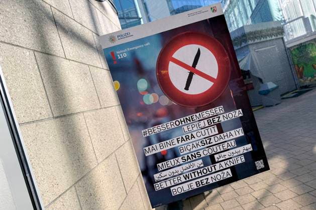 Am Eingang zum Winterzauber in Siegen haengt (hängt) ein Plakat mit der Aufschrift BESSEROHNEMESSER in verschiedenen Sprachen von der Polizei Nordrhein Westfalen, Ministerium des Innern des Landes Nordrhein Westfalen. Winterzauber am 30.11.2024 in Siegen Deutschland. *** At the entrance to the Winterzauber in Siegen hangs a poster with the inscription BESSEROHNEMESSER in various languages from the North Rhine-Westphalia Police, Ministry of the Interior of the State of North Rhine-Westphalia Winterzauber on 30 11 2024 in Siegen Germany