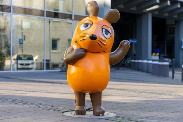 Entertainment Themen der Woche KW48 Entertainment Bilder des Tages Maus Skulptur in Köln - 30.11.2024 Die menschengroße Figur der Maus aus der Sendung mit der Maus am Platz zwischen WDR Vierscheibenhaus und dem Sendestudio des jugendlichen Rundfunksenders 1LIVE an der Mörsergasse in der Kölner Innenstadt. Im Oktober 2024 wurde sie für einige Tage von Campact zu Protestzwecken entführt Köln Innenstadt Nordrhein-Westfalen Deutschland *** Mouse sculpture in Cologne 30 11 2024 The human-sized figure of the mouse from the show with the mouse on the square between the WDR Vierscheibenhaus and the broadcasting studio of the youth radio station 1LIVE on Mörsergasse in Cologne city center In October 2024, it was kidnapped for a few days by Campact for protest purposes Cologne city center North Rhine-Westphal Copyright: xBonn.digitalx xMarcxJohnx