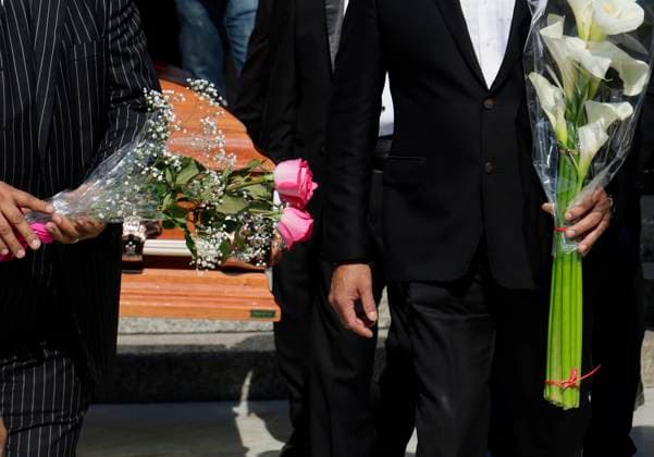Posthumous Tribute To The First Mexican Actress Silvia Pinal Funeral home staff outside the Palacio de Bellas Artes in Mexico City, Mexico, on November 30, 2024, carry the coffin of the first Mexican actress Silvia Pinal, who dies at the age of 93 on November 28, 2024, after a complication in her health. Dozens of people attend her posthumous tribute to say their last goodbye. Mexico City Mexico City Mexico  Copyright: xGerardoxVieyrax originalFilename: vieyra-notitle241130_npB3u.jpg