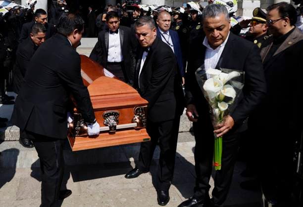 Posthumous Tribute To The First Mexican Actress Silvia Pinal Funeral home staff outside the Palacio de Bellas Artes in Mexico City, Mexico, on November 30, 2024, carry the coffin of the first Mexican actress Silvia Pinal, who dies at the age of 93 on November 28, 2024, after a complication in her health. Dozens of people attend her posthumous tribute to say their last goodbye. Mexico City Mexico City Mexico  Copyright: xGerardoxVieyrax originalFilename: vieyra-notitle241130_npHw2.jpg