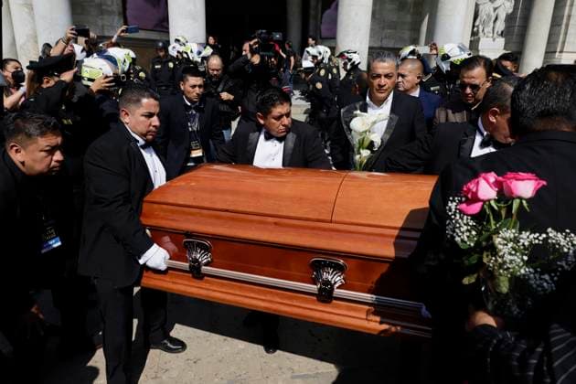 Posthumous Tribute To The First Mexican Actress Silvia Pinal Funeral home staff outside the Palacio de Bellas Artes in Mexico City, Mexico, on November 30, 2024, carry the coffin of the first Mexican actress Silvia Pinal, who dies at the age of 93 on November 28, 2024, after a complication in her health. Dozens of people attend her posthumous tribute to say their last goodbye. Mexico City Mexico City Mexico  Copyright: xGerardoxVieyrax originalFilename: vieyra-notitle241130_npucD.jpg