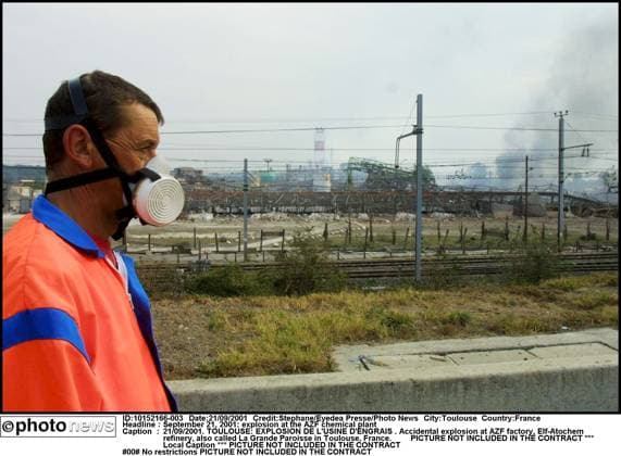September 21, 2001: explosion at the AZF chemical plant 21 09 2001. TOULOUSE: EXPLOSION DE L USINE D ENGRAIS . Accidental explosion at AZF factory, Elf-Atochem refinery, also called La Grande Paroisse in Toulouse, France. *** Local Caption *** Toulouse France  Copyright: xStephanex