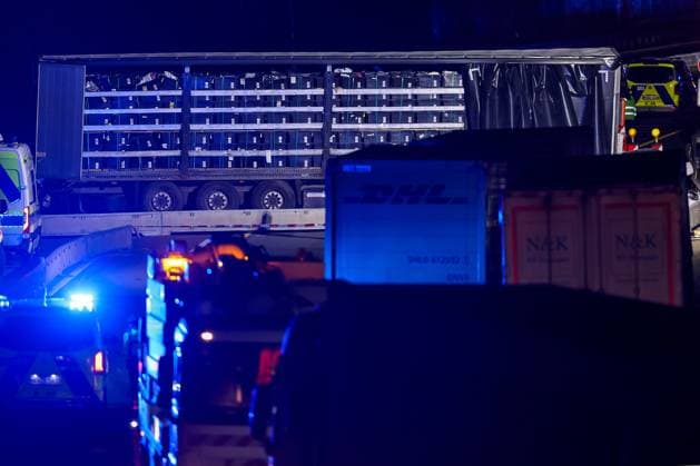 News Themen der Woche KW48 Bilder des Jahres 2024, News 11 November 30.11.2024 - 01.12.2024, Vollsperrung auf der Autobahn A1 bei Hagen. Unfall LKW steht an der Unfallstelle queer auf der Fahrbahn. Ein LKW Fahrer hat auf der A46 und auf der A1 mehrere Fahrzeuge gerammt und ist anschließend bei Hagen in einer Baustelle in den Gegenverkehr gefahren und queer über die Fahrbahn zum stehen gekommen. Es wurden mehrere Verletzte gemeldet. Die Polizei ist mit einem Großaufgebot vor Ort Nordrhein-Westfalen Deutschland *** 30 11 2024 01 12 2024, Full closure on the A1 freeway near Hagen Accident Truck parked across the roadway at the scene of the accident A truck driver hit several vehicles on the A46 and A1 freeways and then drove into oncoming traffic at a construction site near Hagen and came to a stop across t