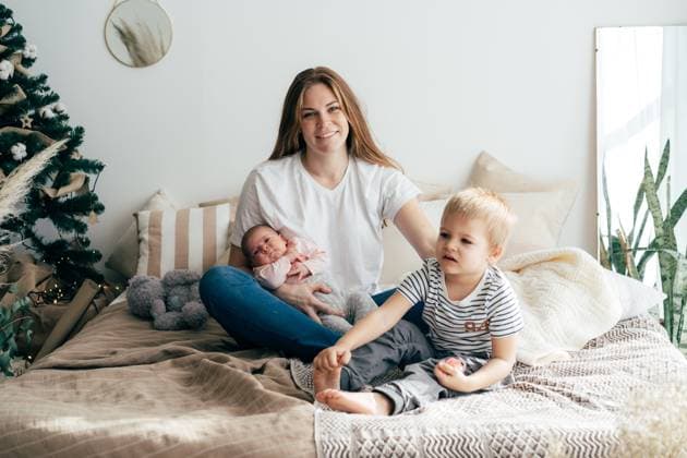 Creative Highlights Symbolbilder A young mother with two small children spends time in the bedroom at home. A young mother with two small children spends time in the bedroom at home. ,model released, Symbolfoto Copyright: xZoonar.com TITOVAxILONAx 22307228 ,model released, Symbolfoto ,property released