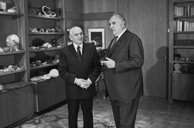 Archivbilder der Woche KW48 Deutschland, Bonn 07.09.1994 Archiv.: 49-12-06 Besuch Gorbatschow in Bonn Foto: Bundeskanzler Helmut Kohl und CDU und Michail Sergejewitsch Gorbatschow, Ex-Staatspraesident der Sowjetunion Besuch Gorbatschow in Bonn *** Germany, Bonn 07 09 1994 Archive 49 12 06 Visit Gorbachev in Bonn Photo Federal Chancellor Helmut Kohl and CDU and Mikhail Sergeyevich Gorbachev, former President of the Soviet Union Visit Gorbachev in Bonn