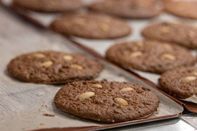 IMAGO Creative, Weihnachten, Food, Backen, Lebkuchen Nürnberger Christkindlesmarkt, 01.12.2024 Nahaufnahme von frisch gebackenen, handgemachten Nürnberger Lebkuchen mit Mandeldekoration, die direkt auf dem Weihnachtsmarkt zubereitet werden. Die Lebkuchen liegen auf einem Backblech und symbolisieren die traditionelle Handwerkskunst des Nürnberger Christkindlesmarktes. Nürnberg Bayern Deutschland *** Nuremberg Christkindlesmarkt, 01 12 2024 Close-up of freshly baked, handmade Nuremberg gingerbread with almond decoration, prepared directly at the Christmas market The gingerbread lies on a baking tray and symbolizes the traditional craftsmanship of the Nuremberg Christkindlesmarkt Nuremberg Bavaria Germany 20241201-6V2A3674-M4000