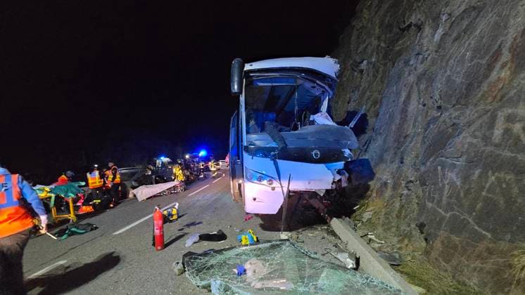 Bilder des Jahres 2024, News 12 Dezember News Themen der Woche KW48 News Bilder des Tages Accident de bus à Porté Puymorens Accident de bus à Porté Puymorens Dec 1st 2024 France Pyrenees Orientales a coach accident in the mountains leaves at least two dead and fifteen injured The accident occurred on a mountain road two hours from Toulouse and Perpignan The coach was carrying several dozen passengers PHOTOPQR L INDEPENDANT Frederique Berlic  Copyright: xxFrederiquexBerlicx 20241201IND900