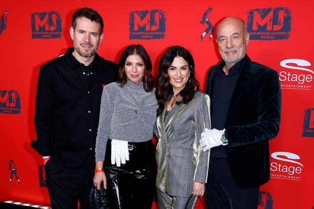 Bilder des Jahres 2024, Entertainment 12 Dezember Entertainment Themen der Woche KW48 Entertainment Bilder des Tages Johannes Strate, Angelina Wolfers, Viktoria Lauterbach und Heiner Lauterbach bei der Premiere vom öMJ - Das Michael Jackson Musical am 1.12.2024 im Stage Theater im Hafen in Hamburg Michael Jackson Musical feiert Premiere in Hamburg *** Johannes Strate, Angelina Wolfers, Viktoria Lauterbach and Heiner Lauterbach at the premiere of öMJ The Michael Jackson Musical on 1 12 2024 at the Stage Theater im Hafen in Hamburg Michael Jackson Musical celebrates its premiere in Hamburg 