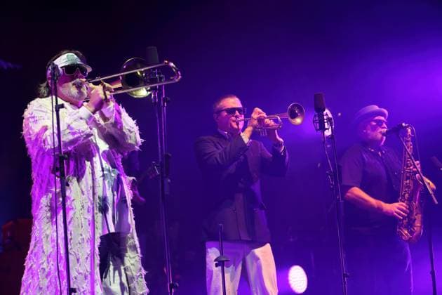Entertainment Themen der Woche KW48 Entertainment Bilder des Tages Joe Lindsay alias Hopepa, Toby Laing alias Tony Chang und Scott Towers alias Chopper Reedz, v.l., von der Band Fat Freddy s Drop bei einem Konzert im Tempodrom in Berlin, 1. Dezember 2024. Fat Freddy s Drop Konzert Berlin *** Joe Lindsay aka Hopepa, Toby Laing aka Tony Chang and Scott Towers aka Chopper Reedz, from left, from the band Fat Freddy s Drop at a concert at the Tempodrom in Berlin, December 1, 2024 Fat Freddy s Drop concert Berlin