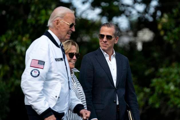 Joe Biden Pardons His Son Hunter File photo - Hunter Biden looks towards President Joe Biden and Valerie Biden Owens while exiting the White House to board Marine One en route to Camp David in Washington, DC on Friday, July 26, 2024. The 2024 Paris Olympics will take place from July 26 to August 11. President Joe Biden has issued a full and unconditional pardon for his son Hunter - just weeks before he was set to be sentenced. Hunter, 54, was convicted of three firearm charges in June, marking the first criminal prosecution of a sitting US president s child. Photo by Bonnie Cash Pool ABACAPRESS.COM WASHINGTON DC United States  Copyright: xPool ABACAx