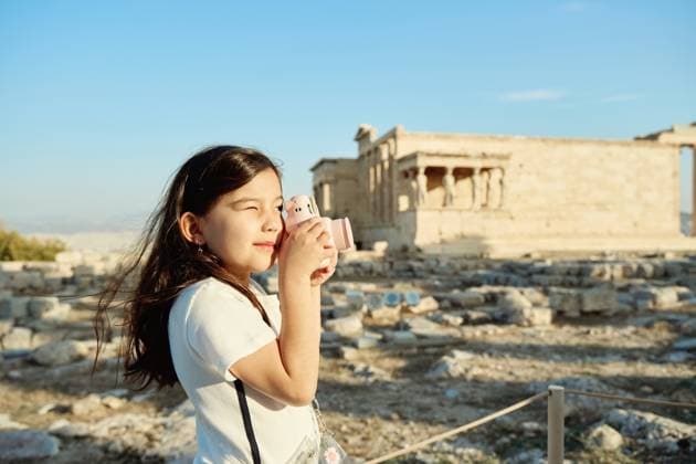Creative Highlights Symbolbilder 783449156 Girl is taking photos of the Parthenon at the Acropolis Athens, Greece CR_DIRA241127-1587564-01 ,model released, Symbolfoto