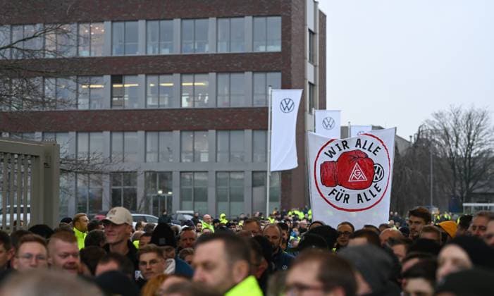 IG Metall ruft zu flächendeckenden Streiks in VW-Werken auf. Mitarbeiter versammeln sich vom Volkswagen-Werk in Emden. Die IG Metall fordert Lohnerhöhungen, VW will seinen Arbeitern weniger bezahlen. Nun beginnen flächendeckende Streiks an den deutschen Standorten des Autoherstellers. Emden Niedersachsen Deutschland *** IG Metall calls for nationwide strikes at VW plants Employees gather at the Volkswagen plant in Emden IG Metall demands wage increases, VW wants to pay its workers less Now nationwide strikes begin at the car manufacturers German plants Emden Lower Saxony Germany Copyright: xdiebildwerftx