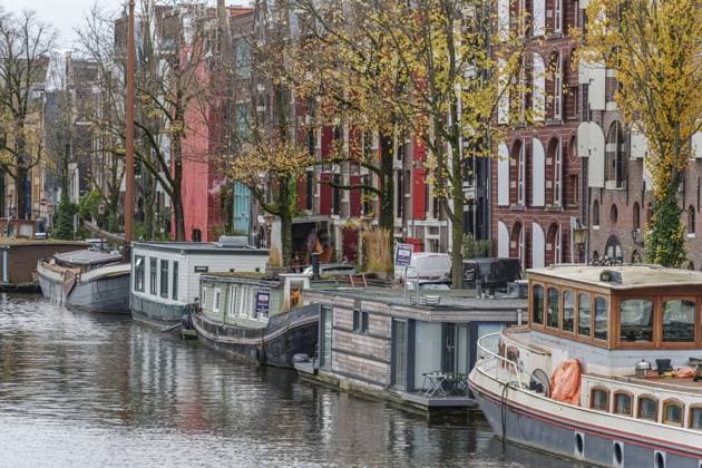 IMAGO Creative, Jahreszeit Herbst in der Stadt Kanal mit mehreren Booten und herbstlich gefärbten Bäumen in einer städtischen Umgebung, Amsterdam, niederlande Canal with several boats and autumn coloured trees in an urban environment, Amsterdam, Netherlands Copyright: imageBROKER StephanxSühling ibxssh11875965.jpg