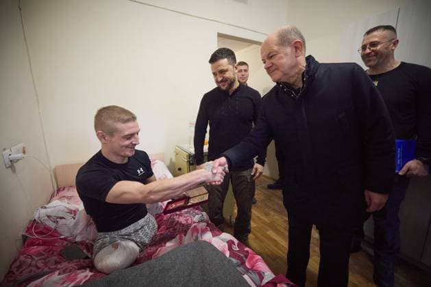 Bilder des Jahres 2024, News 12 Dezember News Themen der Woche KW49 News Bilder des Tages Bundeskanzler Olaf Scholz besucht Praesident Wolodymyr Selenskyj in Kiew Olaf Scholz besucht verletzte Soldaten in einem Krankehaus. Bundeskanzler Olaf Scholz besucht Praesident Wolodymyr Selenskyj in Kiew am 02.12.2024. President of Ukraine Meets with Germany s Federal Chancellor. Foto:The Presidential Office of Ukraine via SVEN SIMON Fotoagentur GmbH & Co. Pressefoto KG Kiew Ukraine *** Federal Chancellor Olaf Scholz visits President Volodymyr Selenskyj in Kiev Olaf Scholz visits injured soldiers in a hospital Federal C Poolfoto SvenSimon-ThePresidentialOfficeU ,EDITORIAL USE ONLY