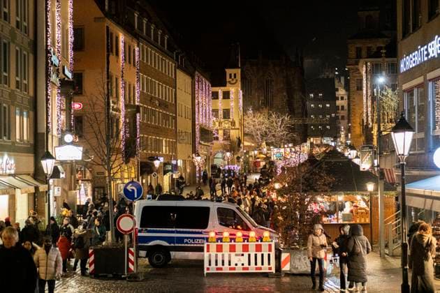 02.12.2024, Christkindlesmarkt, Nürnberg: Trotz des leichten Regenfalls kamen am Abend erneut zahlreiche Besucher:innen und Besucher aus aller Welt auf den weltbekannten Nürnberger Christkindlesmarkt auf dem Nürnberger Hauptmarkt. Hauptmarkt Bayern Deutschland Christkindlesmarkt Nürnberg 2024-13 *** 02 12 2024, Christkindlesmarkt, Nuremberg Despite the light rain, the world-famous Nuremberg Christkindlesmarkt on Nurembergs main market square Hauptmarkt Bavaria Germany Christkindlesmarkt Nuremberg 2024 13