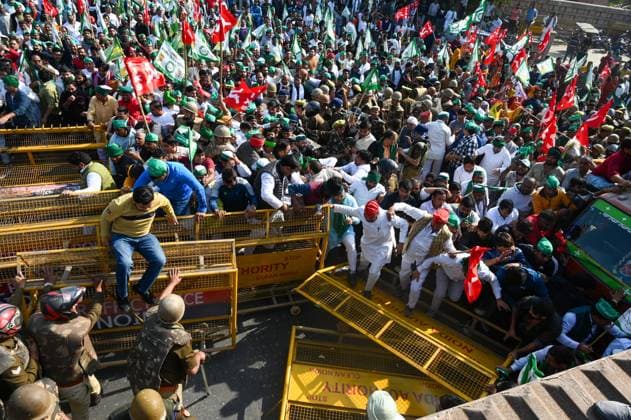 News Themen der Woche KW49 News Bilder des Tages NOIDA, INDIA - DECEMBER 2: Farmers broke police barricade near Dalit Prerna Sthal and started moving towards Delhi on December 2, 2024 in Noida, India. Led by the Samyukt Kisan Morcha, Farmers from Uttar Pradesh staged a large protest at the Noida-Delhi border, demanding fair compensation for acquired land. (Photo by Sunil Ghosh Hindustan Times) Farmers Protest March Stopped At Delhi Noida Border