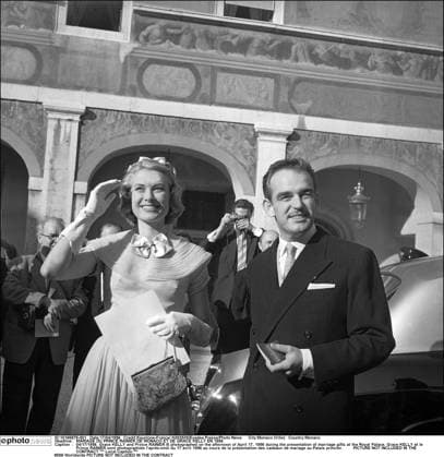 MARIAGE DU PRINCE RAINIER DE MONACO ET DE GRACE KELLY EN 1956 04 17 1956. Grace KELLY and Prince RAINIER III photographed on the afternoon of April 17, 1956 during the presentation of marriage gifts at the Royal Palace. Grace KELLY et le Prince RAINIER sont photographiés l après-midi du 17 avril 1956 au cours de la présentation des cadeaux de mariage au Palais princier. *** Local Caption *** Monaco (Ville) Monaco  Copyright: xKeystone-France xK003535x