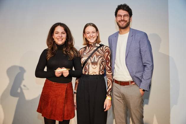 Reporterinnen Preis 2024 Award ceremony in the disused Cank department store in Berlin Neukölln In the picture the winners in the category Data Journalism Multimedia Name of the report Cardiac arrest can affect everyone, every second counts SWR Datalab