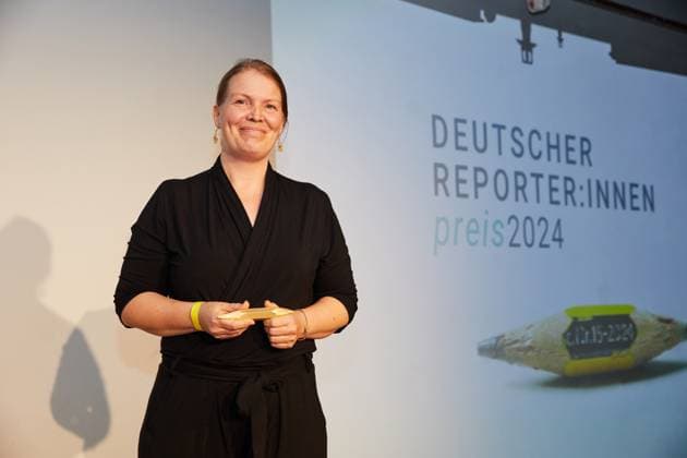 Reporterinnen Preis 2024 Award ceremony in the disused Cank department store in Berlin Neukölln Pictured is the winner of the science reportage category, Diana Laarz Name of the report What does normal mean?