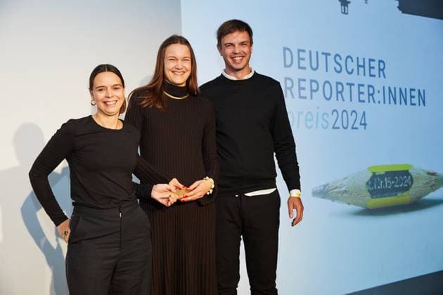 Reporterinnen Preis 2024 Award ceremony in the disused department store Cank in Berlin Neukölln In the picture the winners of the podcast category , Elena Kuch, Sebastian Pittelkow, Nadja Mitzkat, Daniel Drepper Order in the picture undefined Name of the report Rammstein Row Zero