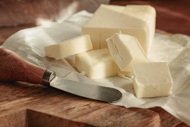 Butterbrikett, auf Packpapier, hölzernes Schneidebrett und Buttermesser, Frühstück, rustikaler Stil, keine Personen Butter briquette, on wrapping paper, wooden chopping board and butter knife, breakfast, rustic style, no people Copyright: imageBROKER GalinaxDidebashvili ibxgai11879536.jpg