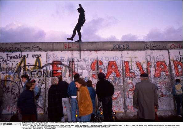 Archivbilder der Woche KW49 Fall of the Berlin Wall Nov 09, 1989 - Berlin, Germany - Nov. 1989: People walk under asilhouette of a man walking on top of the Berlin Wall. On Nov. 9, 1989 the Berlin Wall and the intra-German borders were open for free passage for the first time in nearly 40 years. Berlin Germany  Copyright: xM63x